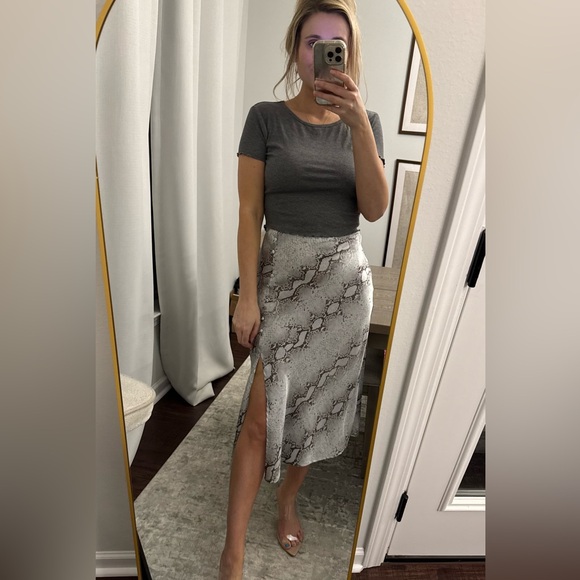 Gray Ribbed Women's Ruffle Hem Top - Picture 3 of 11